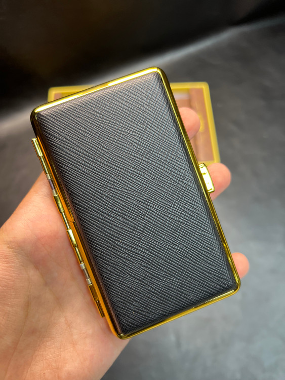 نمای نزدیک دوخت و کیفیت چرمی جاسیگاری گوپای