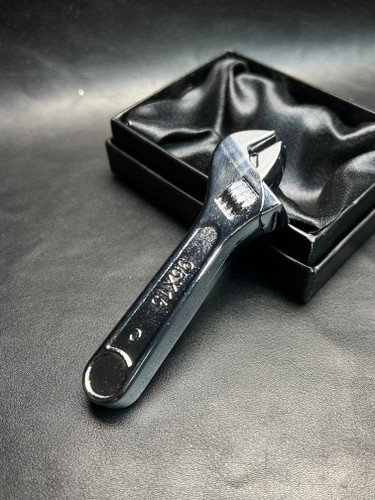 فندک طرح آچار فرانسه با بدنه پلاستیک مقاوم و شعله مخفی