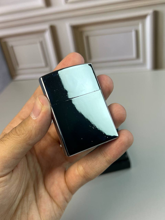 فندک گازی نقرهای با طراحی کلاسیک زیپو