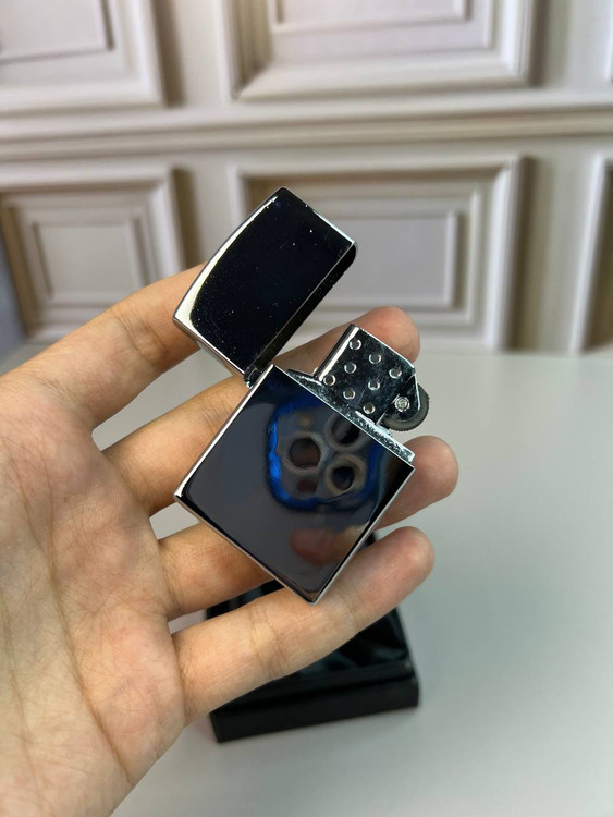 فندک نقرهای رنگ ثابت مناسب استفاده روزانه