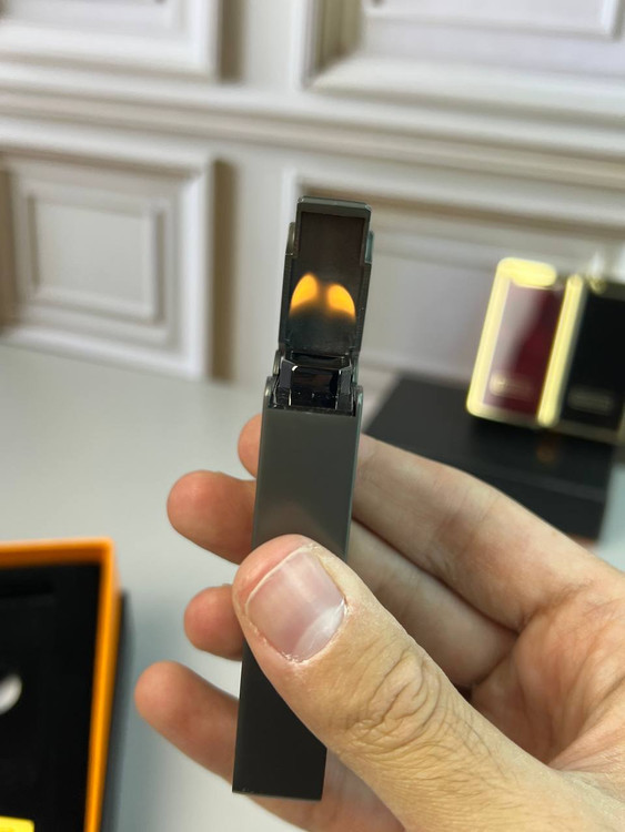 فندک دو شعله شارژی و گازی لایتر در زاویه کناری