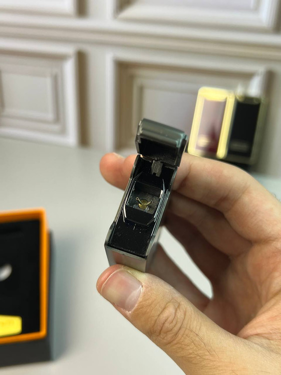 نمای نزدیک فندک ۲ حالته لایتر با سنسور باد