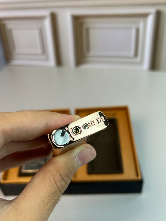 فندک شعله قرمز استیل با مقاومت بالا در برابر باد