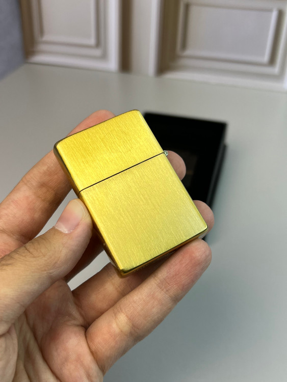 فندک بنزینی طلایی رنگ ثابت از برند زورو