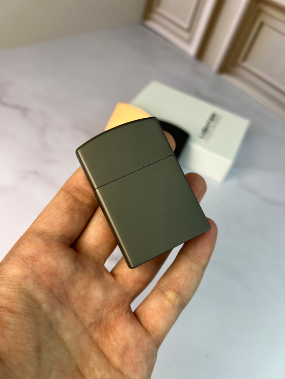 نمای نزدیک فندک شعله ساده لایتر با سنسور صدا