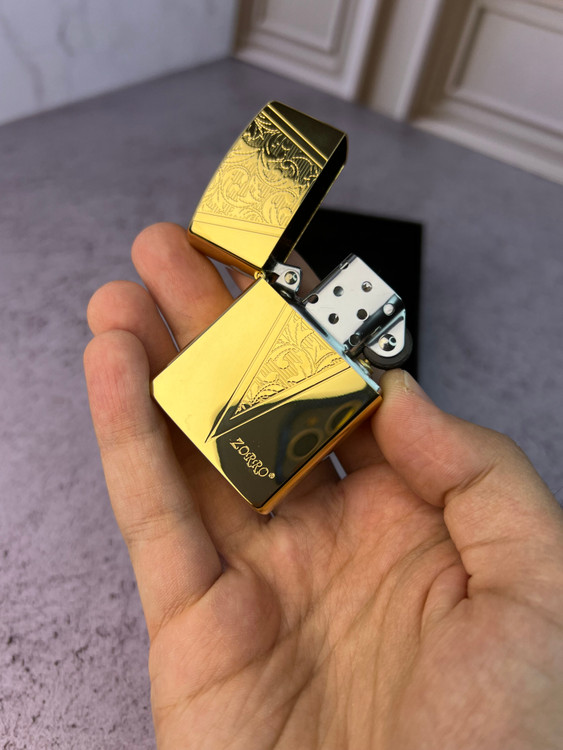 نمای نزدیک فندک طرح مثلث برند زورو با طراحی مدرن و جعبه مخصوص