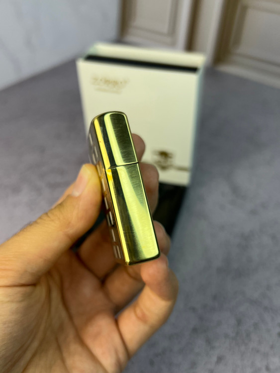 نمای نزدیک فندک صدف شطرنجی با طراحی لوکس و استیل