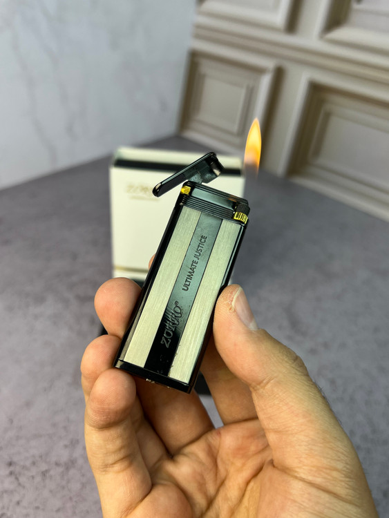 نمای نزدیک فندک کلاسیک Dervi با ظاهر اصیل