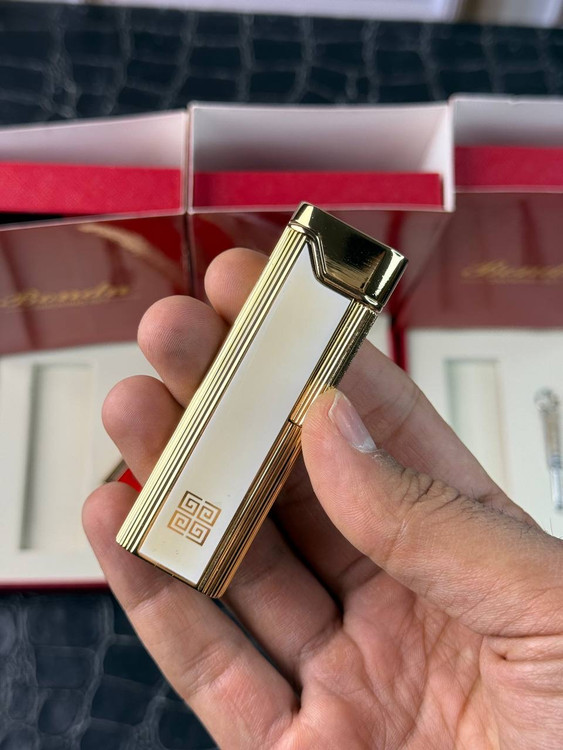 نمای نزدیک شعله ساده فندک سنگی باندن